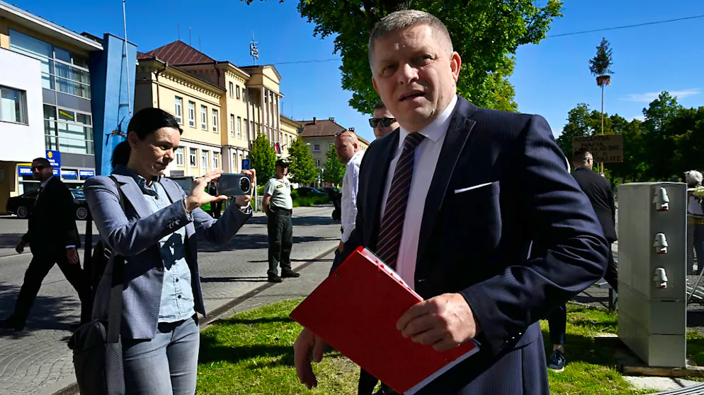 Robert Fico, Ministerpräsident der Slowakei, kommt zu einer Regierungssitzung im Haus der Kultur. Foto: Radovan Stoklasa/TASR/dpa