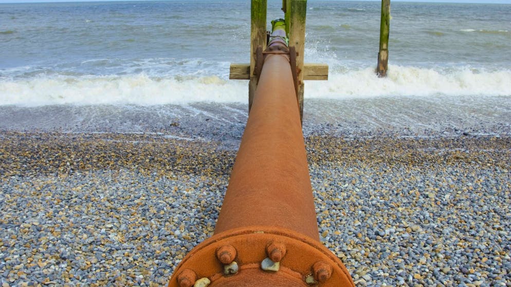 Eine Abflussleitung in der Nähe des englischen Städtchens Weybourne führt Abwasser direkt ins Meer.