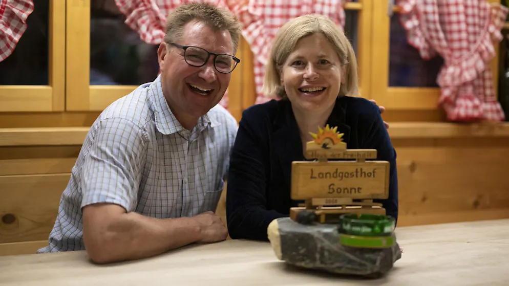 Der ehemalige SVP-Parteipräsident Toni Brunner und die SVP-Ständerätin Esther Friedli haben nach 27 Jahren Beziehungen geheiratet. 