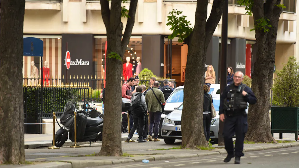 Ein Juweliergeschäft in der Avenue Montaigne in Paris wurde Ziel eines bewaffneten Raubüberfalls. 