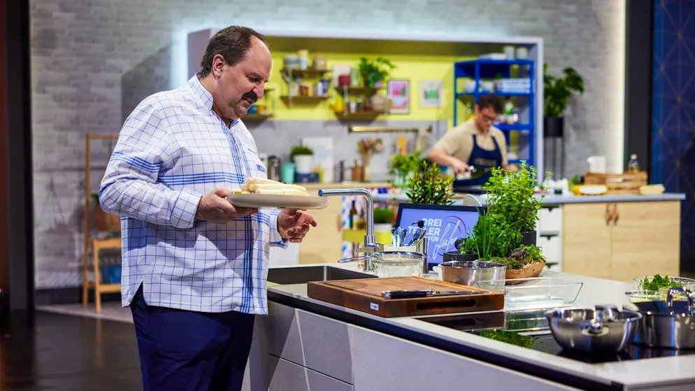 TV-Koch Johann Lafer lässt in seiner neuen SAT.1-Show «Drei Teller für Lafer» Hobbyköch*innen aus drei Generationen gegeneinander antreten.