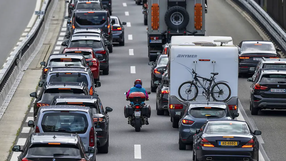 Der Gotthard-Stau am Pfinsgtsamstag ist seit vielen Jahren ein gewohntes Bild. (Archivbild)
