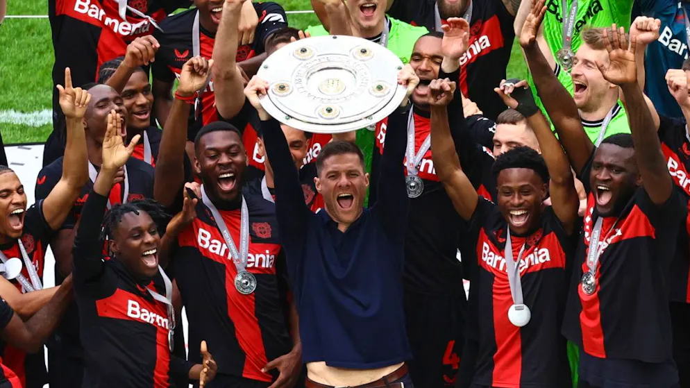 Xabi Alonso und seine Spieler von Leverkusen nehmen die Meisterschale in Empfang