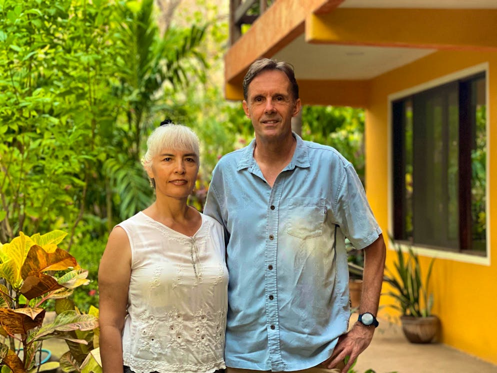 Reto Patt gestisce la scuola di lingua Wayra a Tamarindo, in Costa Rica, insieme alla moglie Shirley dal 1998. Shirley ha aperto la scuola nel 1996.