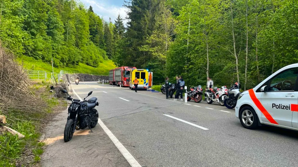 Zwei Verletzte bei Motorrad-Unfällen in Gähwil und Zuzwil SG - Gallery. In Gähwil SG verletzte sich ein Töfffahrer bei einem Sturz am Strassenrand.
