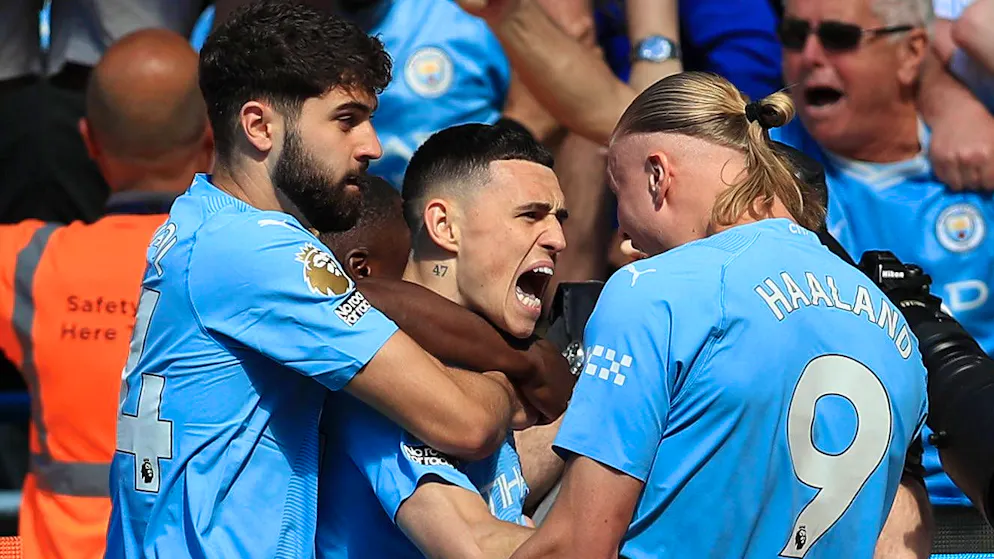 Phil Foden (Mitte) schoss Manchester City mit einem Doppelpack zum entscheidenden Sieg im Meisterrennen.