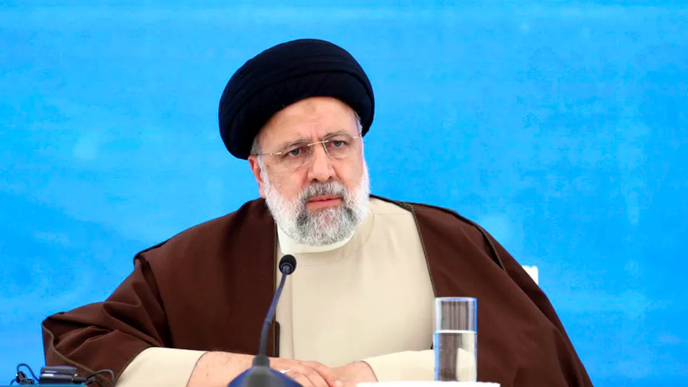 HANDOUT - Auf diesem vom iranischen Präsidialamt veröffentlichten Foto nimmt Präsident Ebrahim Raisi an einem Treffen mit seinem aserbaidschanischen Amtskollegen Aliyev während der Einweihungszeremonie eines Staudamms an der Grenze zwischen Iran und Aserbaidschan teil. Foto: Uncredited/Iranian Presidency Office/AP - ACHTUNG: Nur zur redaktionellen Verwendung und nur mit vollständiger Nennung des vorstehenden Credits