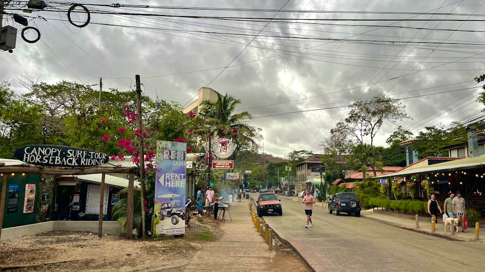 Il grigionese Reto Patt vive in Costa Rica da 30 anni. Tamarindo è cambiata molto dall'arrivo di Patt. Oggi la città è dotata di grandi infrastrutture, mentre all'inizio nella scuola non c'erano né internet né telefono.