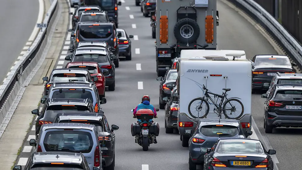 Am Pfingstsonntag hat sich der Autoverkehr vor dem Gotthard-Strassentunnel in Fahrtrichtung Süd erneut gestaut. (Archivbild)