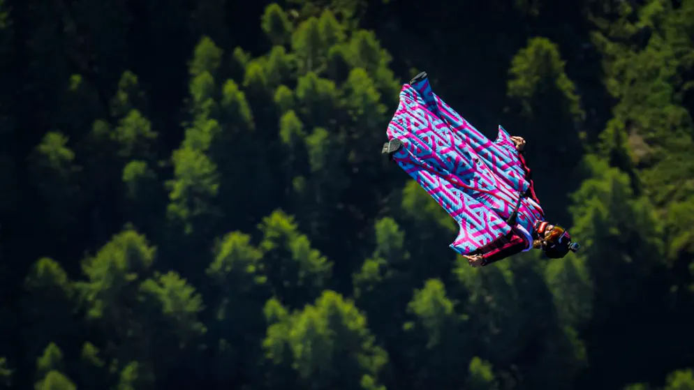 Frauen kollidieren in der Luft. Schweizerin bei Wingsuit-Sprung in Österreich schwer verletzt