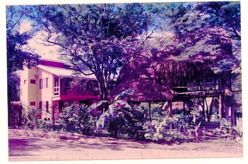 Il grigionese Reto Patt vive in Costa Rica da 30 anni. All'inizio la scuola consisteva in un unico edificio. Wayra è stata la prima scuola di lingue dell'intera provincia di Guanacaste.