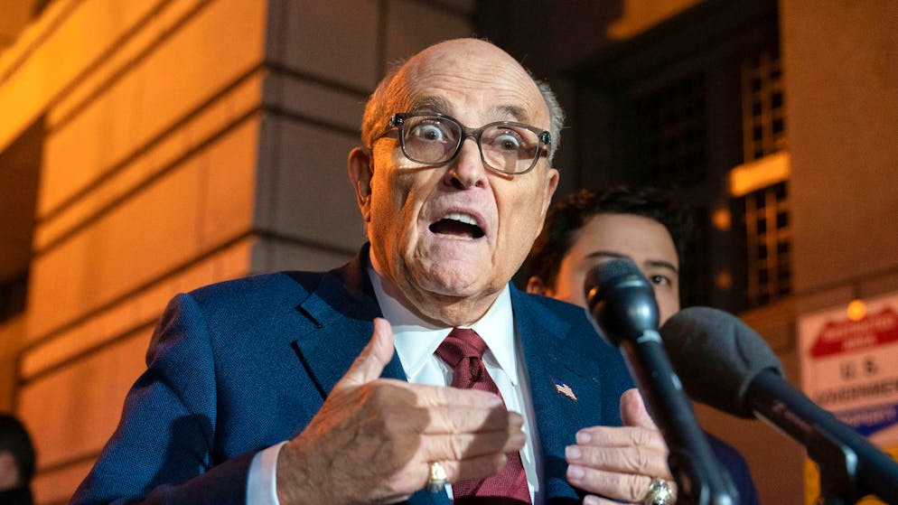 USA under Donald Trump. Trump pardons Giuliani and 76 other people +++ Flight chaos continues