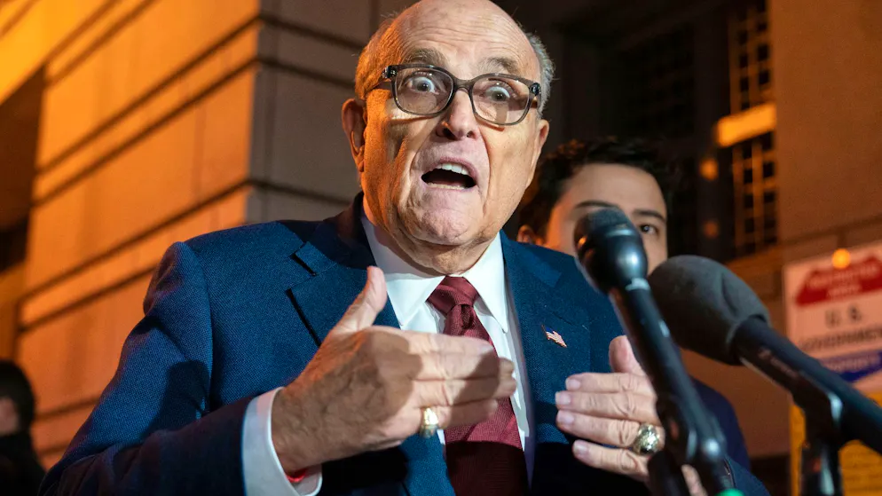Bizarrer Auftritt von Rudy Giuliani. Richterin dreht Trump-Vertrautem das Mikrofon ab