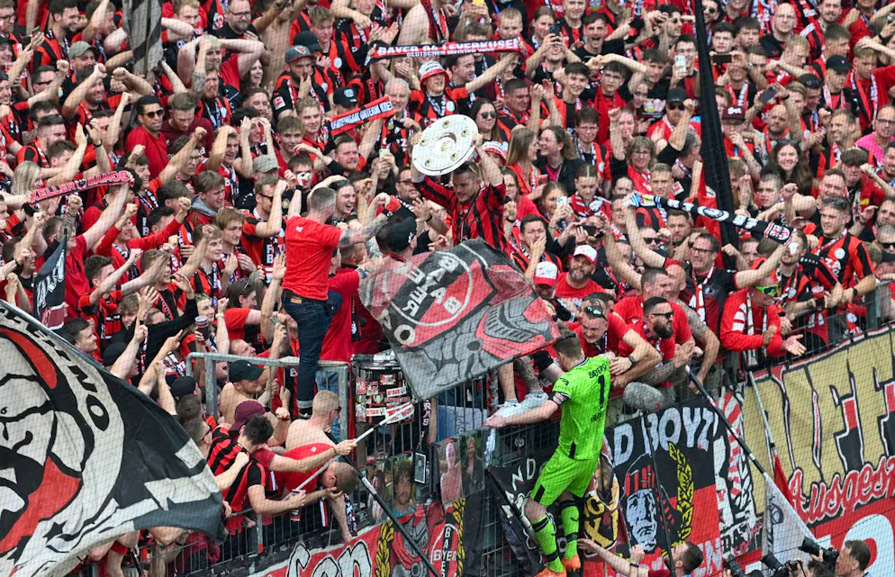 Auch die Leverkusen-Fans dürfen mit der Schale feiern.