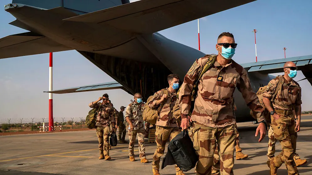 ARCHIV - Französische Soldaten steigen aus einem C130-Frachtflugzeug der US-Luftwaffe. Foto: Jerome Delay/AP/dpa