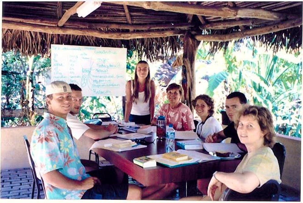 Il grigionese Reto Patt vive in Costa Rica da 30 anni. Reto Patt si diverte a sfogliare l'album fotografico. Qui c'è una classe di allora - non ricorda esattamente di quale anno.