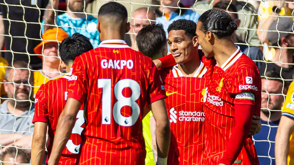 Jarell Quansah (Mitte) zeichnete sich beim Abschiedsspiel von Jürgen Klopp als Torschütze aus.