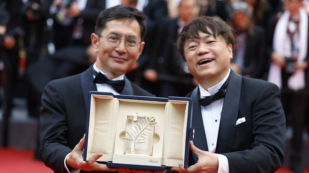 Goro Miyazaki, a sinistra, e Kenichi Yoda con la Palma d'oro.