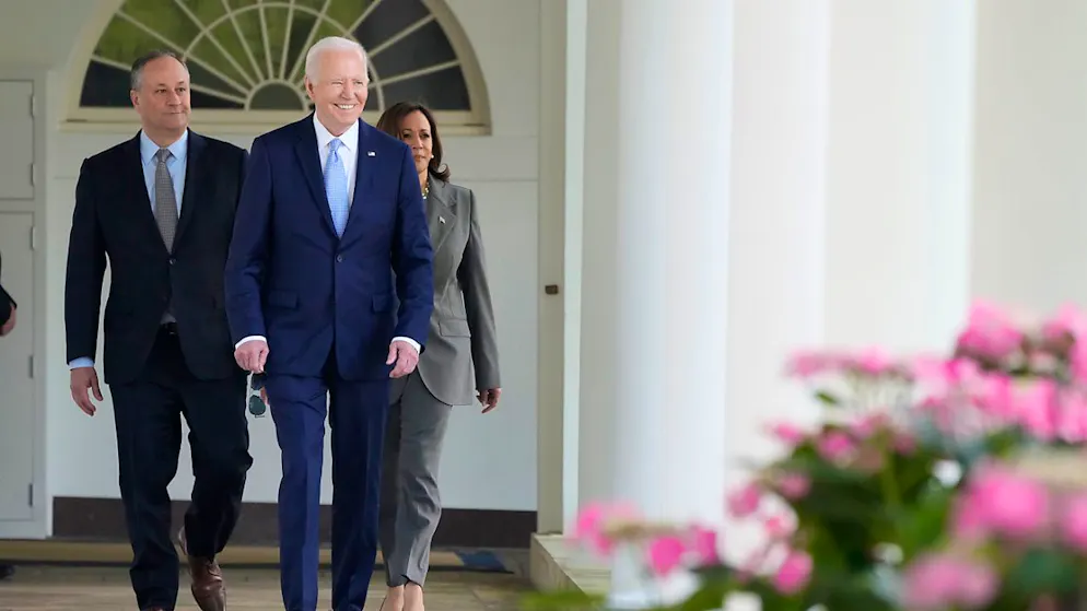 US-Präsident Joe Biden kommt mit Vizepräsidentin Kamala Harris und Doug Emhoff in den Rosengarten des Weißen Hauses. Foto: Jacquelyn Martin/AP