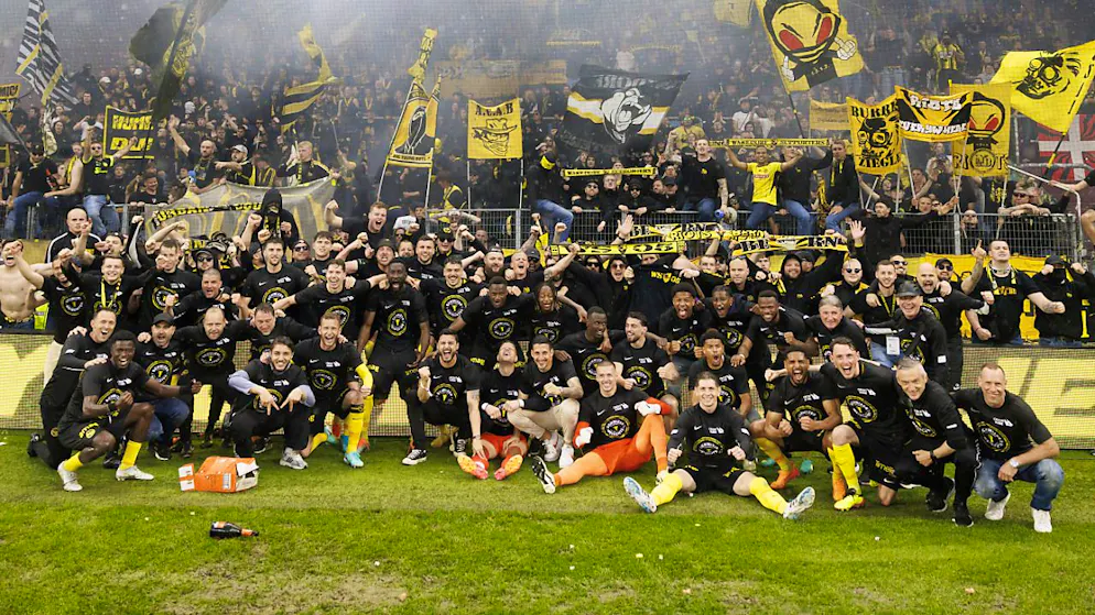 Warum YB nach einer schwierigen Saison doch wieder feiern kann - Gallery. Spieler und Trainerstaff der Berner Young Boys feiern in Genf mit den mitgereisten Fans den Meistertitel