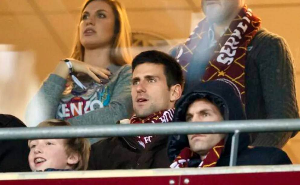 Novak Djokovic im Jahr 2014 mit Servette-Schal.