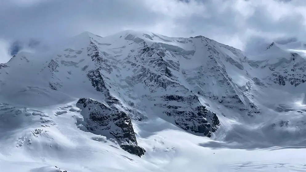 Am Piz Palü ist am Sonntagmittag ein 38-jähriger Mann von einer Lawine erfasst und getötet worden.