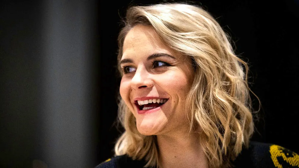 Hazel Brugger si immagina di presentare l'edizione svizzera dell'ESC.