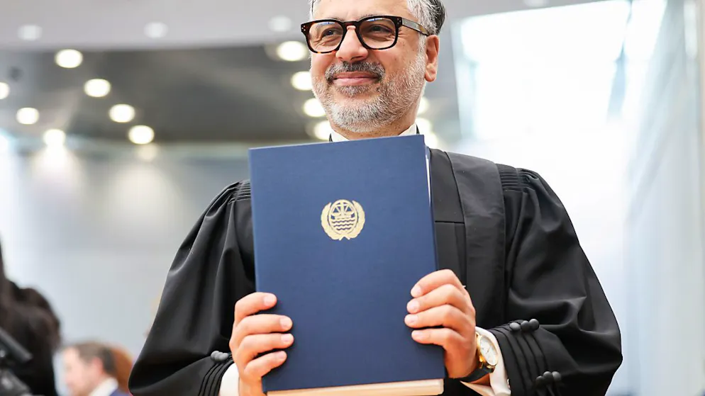 Payam Akhavan, Anwalt aus dem Iran und Vorsitzender der Kommission der kleinen Inselstaaten für Klimawandel und Völkerrecht, präsentiert das Rechtsgutachten des Internationalen Seegerichtshofs. Foto: Christian Charisius/dpa