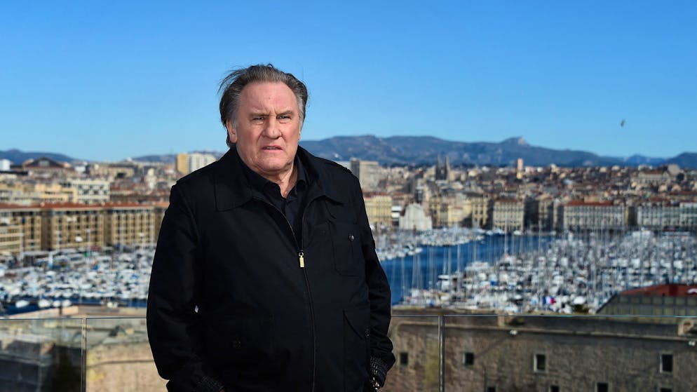 «3 coups de poing au visage». Le «roi des paparazzi» accuse Depardieu de l'avoir tabassé à Rome
