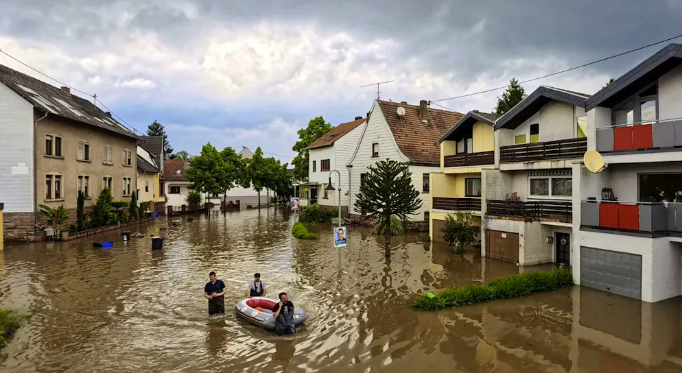 19.05.2024, Saarland: Einsatzkräfte der Freiwilligen Feuerwehr sind im überschwemmten Kleinblittersdorf im Saarland mit dem Schlauchboot unterwegs. (19. Mai 2024)