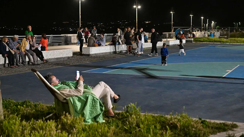 Menschen verbringen die Nacht auf Dienstag im Freien – auf einer Strasse am Meer zwischen Neapel und Pozzuoli.