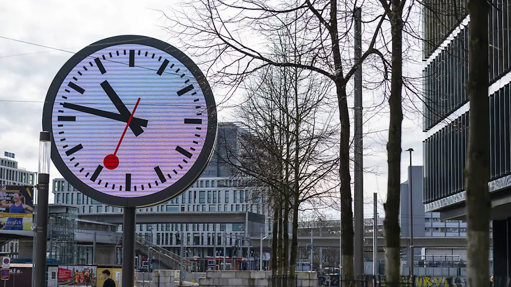 Die überdimensionale Uhr neben dem Hauptsitz der SBB nahe dem Bahnhof Bern-Wankdorf. (Archivbild)