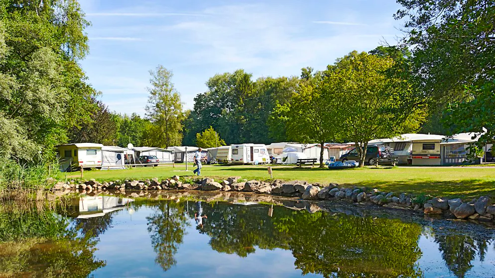 Der Campingplatz in Gampelen am Neuenburgersee liegt mitten im Naturschutzgebiet Fanel. (Archivbild)