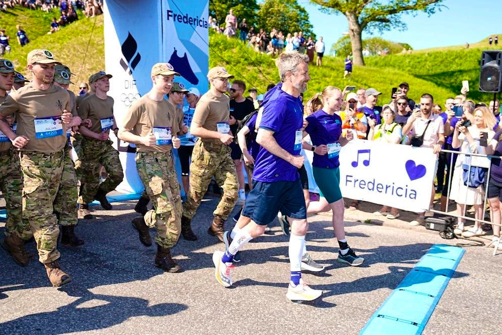 La prima corsa reale di Frederik come Re. Re Frederik X di Danimarca (al centro) apre la Royal Run e percorre lui stesso un miglio.