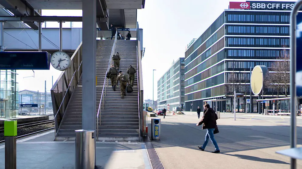 Zur Entlastung des Bahnhofs Bern hält künftig je eine IC-Verbindung zu Pendlerzeiten am Morgen und am Abend in Bern Wankdorf. (Archivbild)