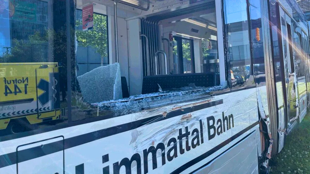 Ein Lastwagen kollidierte in Spreitenbach am 14. Mai mit einem der acht Limmattalbahn-Fahrzeuge - die Reparatur dauert mehrere Wochen.