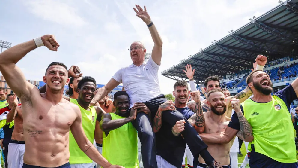 Claudio Ranieri wird von den Cagliari-Spielern gefeiert