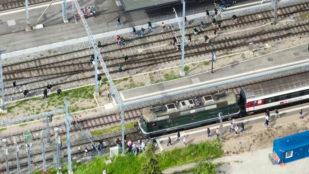 Als der Extrazug für die Fans des FC Thun bereits im Bahnhof Wil eingefahren war, stürmten Anhänger des FC St. Gallen auf die Gleise.
