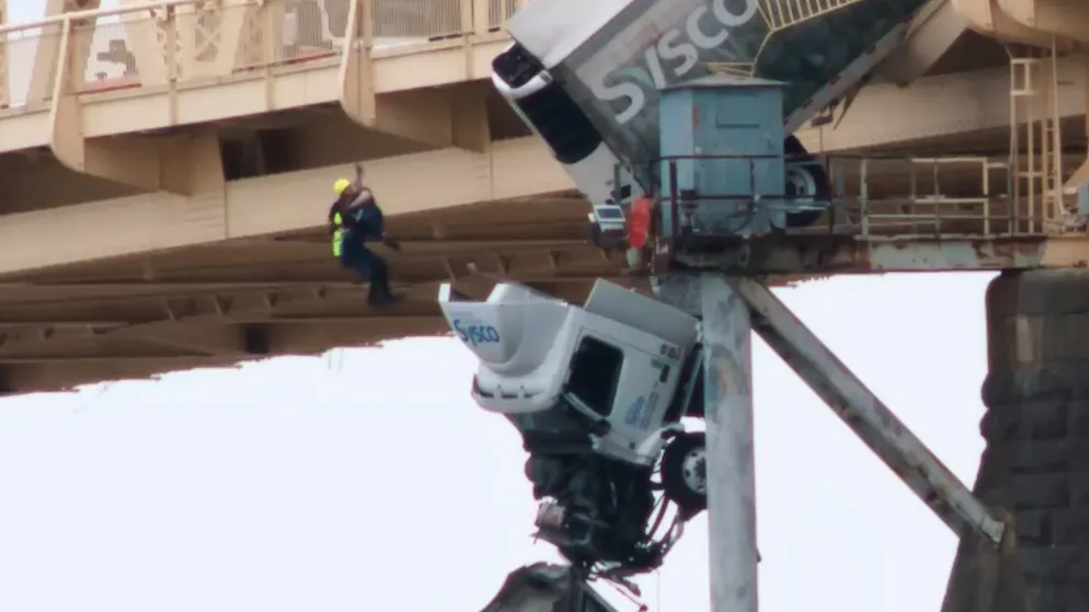 Filmreife Rettung. Truckerin baumelt 40 Minuten von Brücke