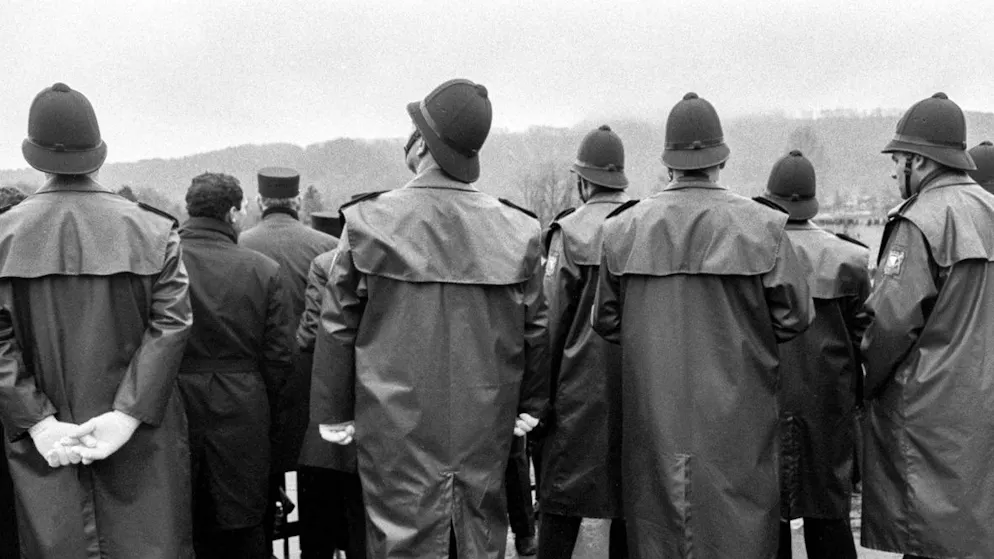 Gesetzeshüter von gestern: Polizisten verfolgen im Februar 1967 die Radquer-Weltmeisterschaften auf der Zürcher Allmend. Was sie im Frühjahr 2024 oft weniger streng verfolgen, sind Hasskommentare im Internet.