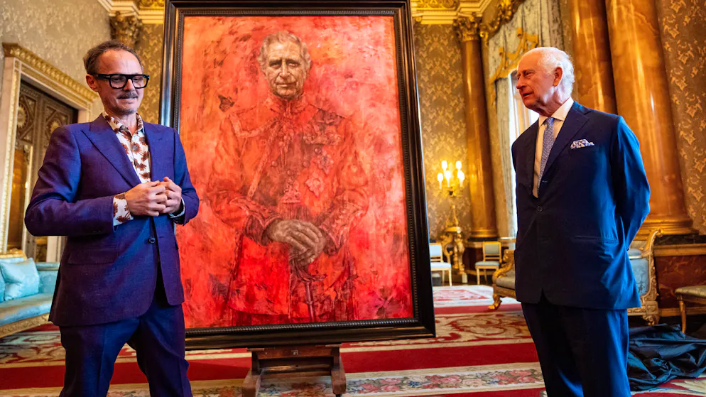 Jonathan Yeo und König Charles III. stehen vor dem neusten Porträt des Künstlers – es hat ihn fast das Leben gekostet.