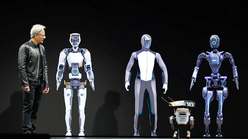 Nvidia-Chef Jensen Huang interagiert während einer Präsentation im kalifornischen San Jose mit Robotern. (Archivbild)
