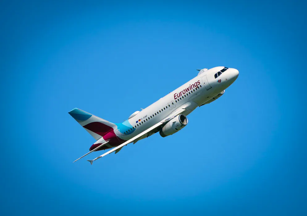 Mit nun rund 120 Flugzeugen biete Eurowings wegen der weiter stark wachsenden Nachfrage 13 Prozent mehr Plätze an als im Vorjahr.