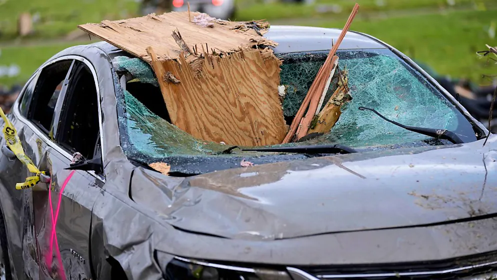Ein beschädigtes Auto steht nach einem Tornado in Greenfield, Iowa, auf einer Straße. Foto: Charlie Neibergall/AP/dpa