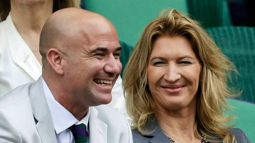 Andre Agassi, hier in einer Archivaufnahme aus dem Jahr 2012 mit seiner Frau Steffi Graf, wird künftig an der Tennis-Exhibition Laver Cup als Captain amten.