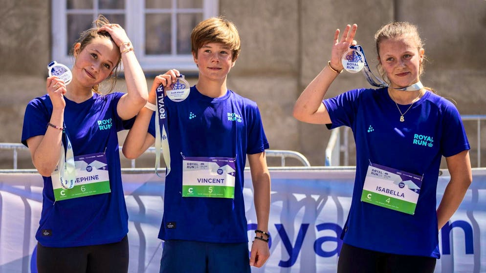 La prima corsa reale di Frederik come Re. La principessa Josephine, il principe Vincent e la principessa Isabella di Danimarca durante l'evento.