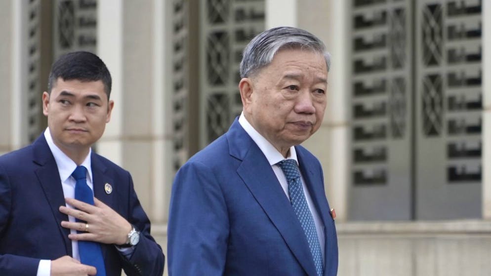 To Lam marche à l'extérieur du bâtiment de l'Assemblée nationale à Hanoï (archives).