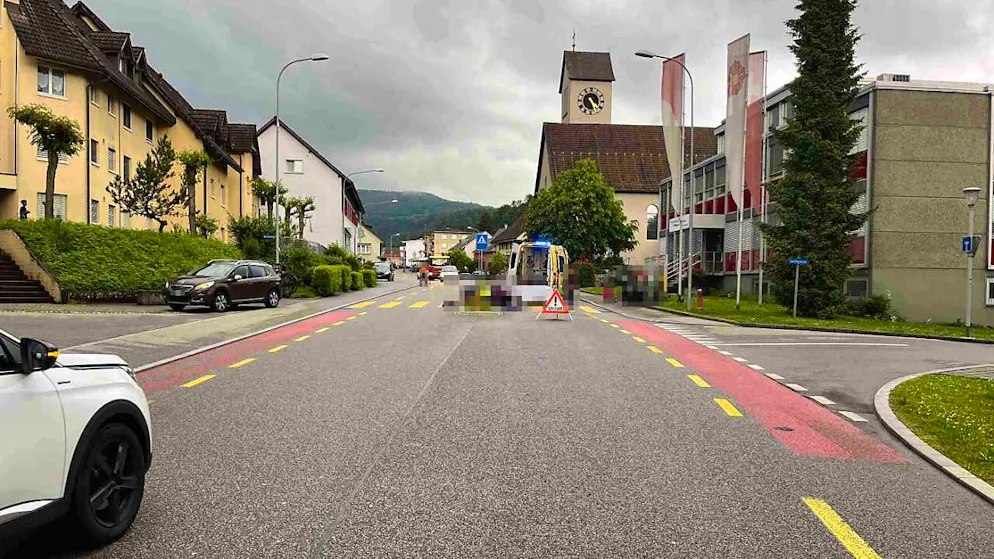 Eine 89-jährige Fussgängerin wurde beim Versuch, die Strasse in Trimbach SO zu überqueren, von einer jungen Motorradlenkerin angefahren.