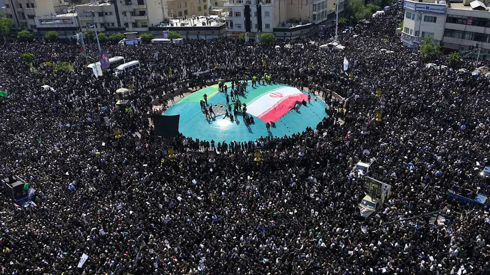 I fatti che hanno segnato il 2024 nel mondo. Il 20 maggio, in seguito a un incidente in elicottero nel nord-ovest del paese, muoiono il preesidente iraniano Ebrahim Raisi e il ministro degli Esteri Hossein Amir-Abdollahian. Sul velivolo erano presenti anche il ministro degli Esteri Hossein Amir-Abdollahian, il governatore della provincia dell’Azerbaigian orientale Malek Rahmati, un imam e altri funzionari. Nessuno è sopravvissuto.