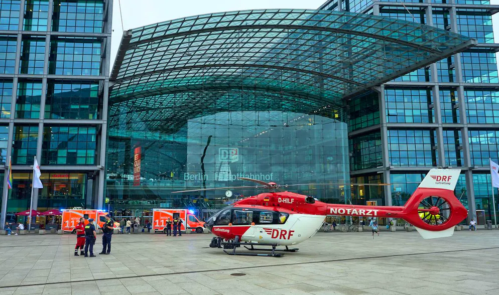 Ein Rettungshelikopter steht vor dem Hauptbahnhof Berlin.